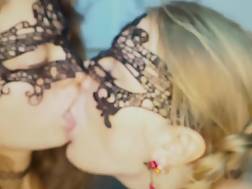 20 min - Lesbi kissing