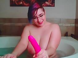 8 min - Camgirl plays herself bath