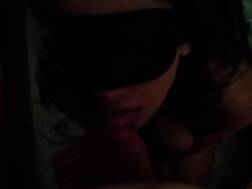 4 min - Blowjob knees blindfolded