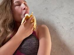 5 min - Pecker blowjob banana