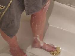 8 min - Milf washing feet