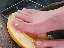 4 min - Fingerfucking vagina feet